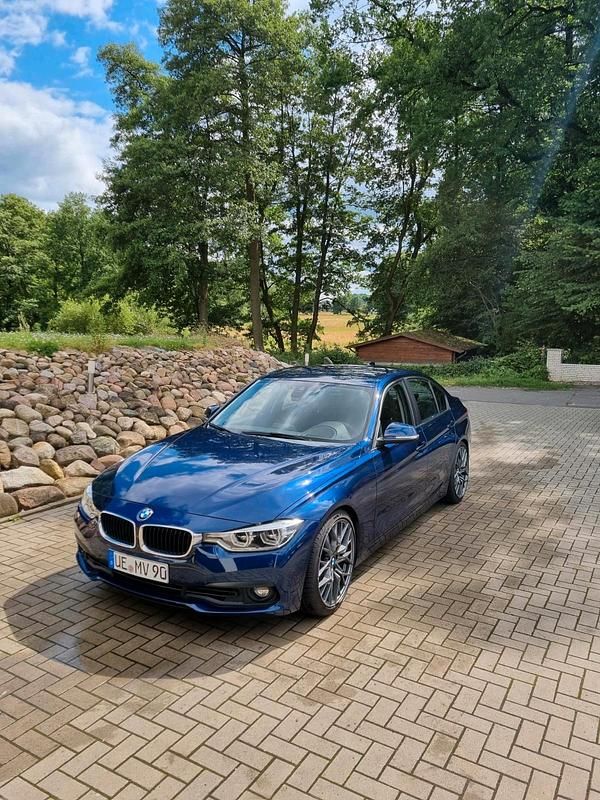 Blau Gebraucht 2016 BMW 325 Limousine | 15.800 € (Fairer Preis) - Bild 1/4