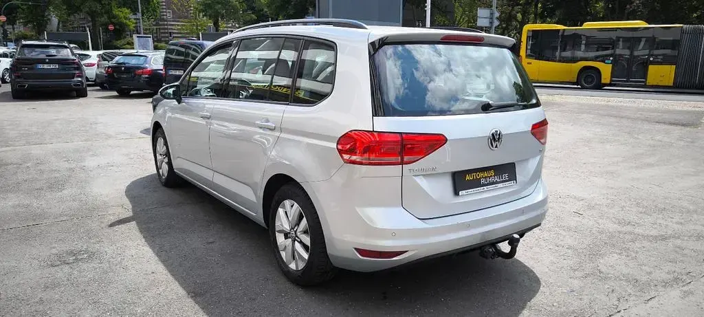 Gebraucht VW Touran Trendline 110 PS (80 kW) 2016 Silber Van / Kleinbus