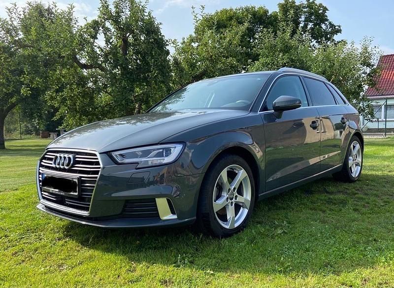 Grau Gebraucht 2017 Audi A3 Sportback Sport Kleinwagen | 16.000 € (Fairer Preis) - Bild 1/4