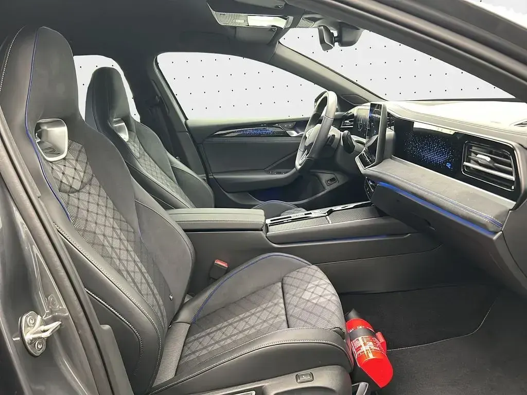 Gebraucht VW Passat R-line 150 PS (110 kW) 2025 Diabasgrau metallic Kombi