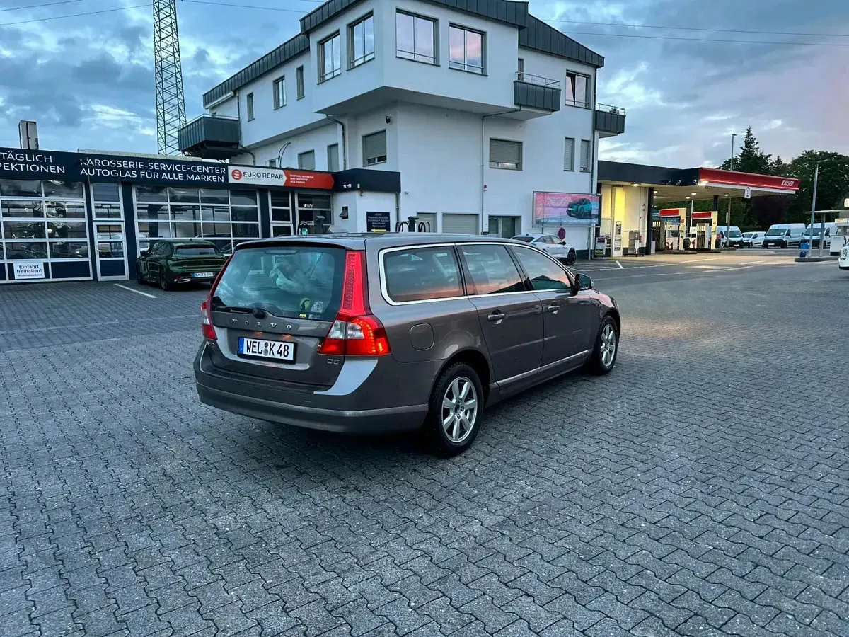 Używany Volvo V70 163 KM (119 kW) 2011 Złoty Kombi