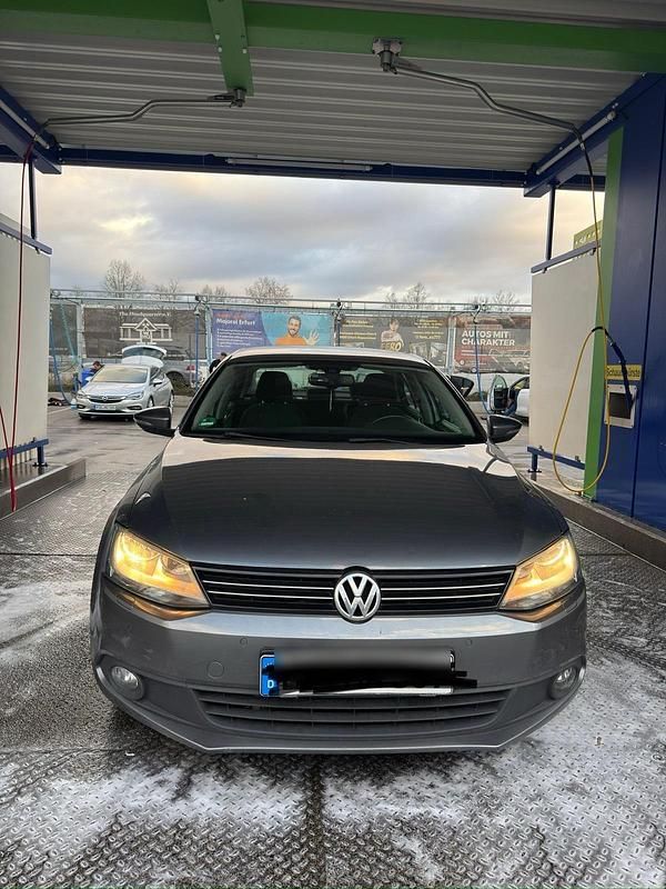Grau Gebraucht 2011 VW Jetta Limousine | 4.850 € (Fairer Preis) - Bild 1/4