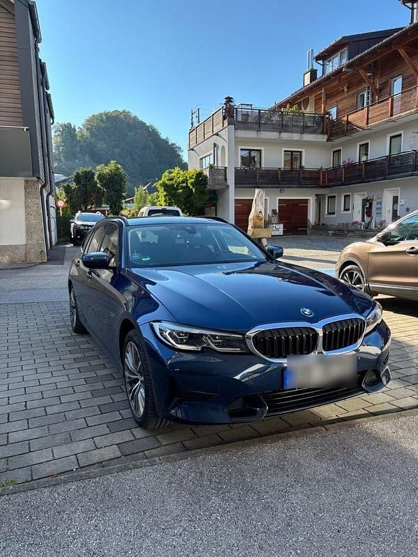Blau Gebraucht 2021 BMW 330e Shadowline Kombi | 30.000 € (Guter Preis) - Bild 1/4