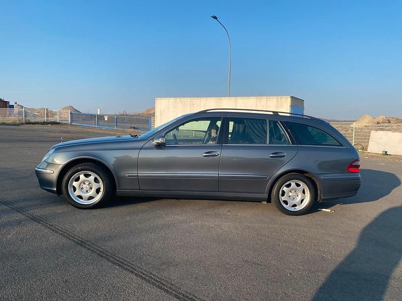Gebraucht Mercedes E220 150 PS (110 kW) 2005 Grau Kombi