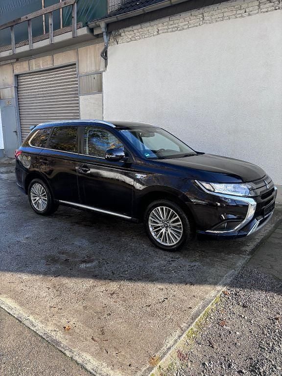 Schwarz Gebraucht 2020 Mitsubishi Outlander P-HEV Basis SUV | 17.500 € (Guter Preis) - Bild 1/4