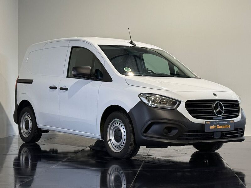 Weiß Gebraucht 2022 Mercedes Citan 110 Van / Kleinbus | 19.990 € (Guter Preis) - Bild 1/4