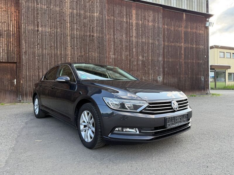 Schwarz Gebraucht 2017 VW Passat Comfortline Limousine | 13.000 € (Superpreis) - Bild 1/4