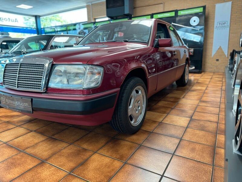Gebraucht Mercedes E200 118 PS (86 kW) 1991 Rot Limousine