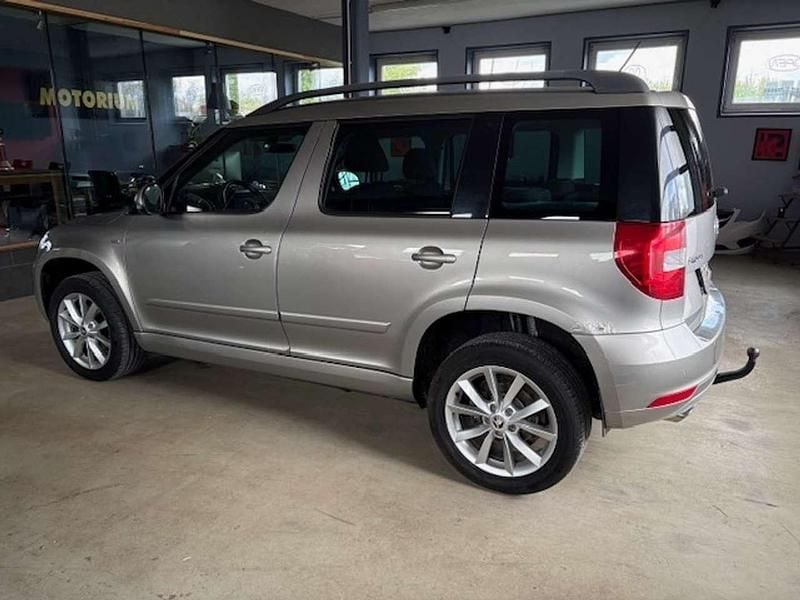 Usado Skoda Yeti Joy 150 HP (110 kW) 2017 Bege SUV