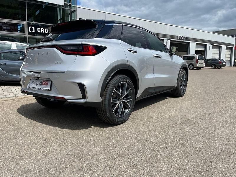 Neu Lexus LBX 136 PS (100 kW) 2025 Silber SUV
