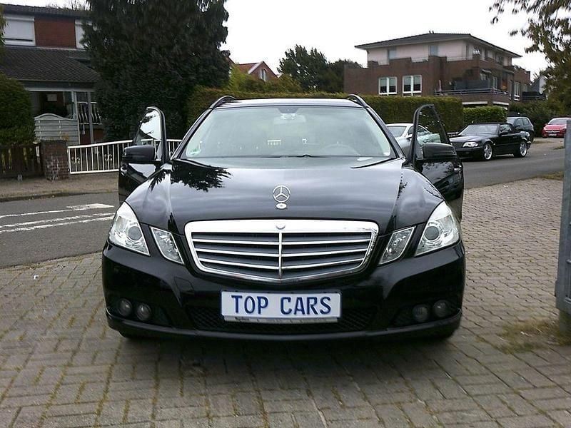 Schwarz Gebraucht 2011 Mercedes E200 Kombi | 8.600 € (Guter Preis) - Bild 1/4