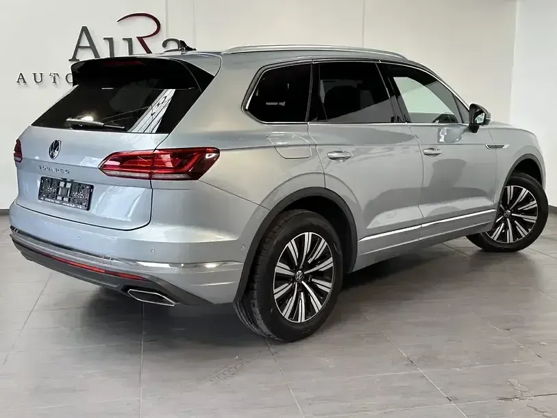 Gebraucht VW Touareg Elegance 231 PS (169 kW) 2023 Oyster silver SUV