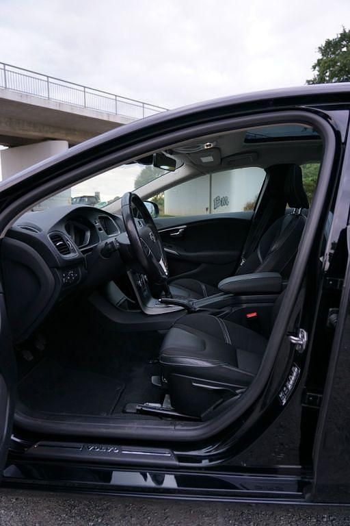Gebraucht Volvo V40 Momentum 152 PS (111 kW) 2018 Schwarz Kombi