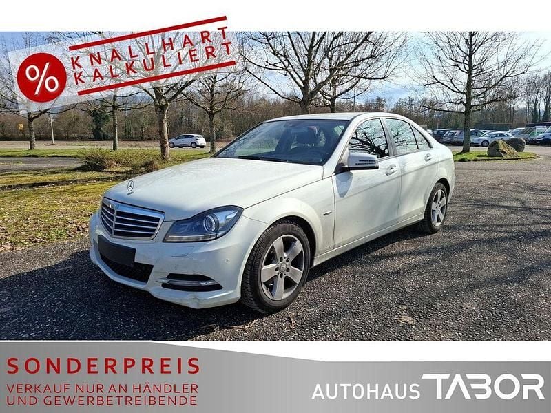 Gebraucht Mercedes C180 156 PS (114 kW) 2011 Calcitweiss/zirrusweiss Limousine