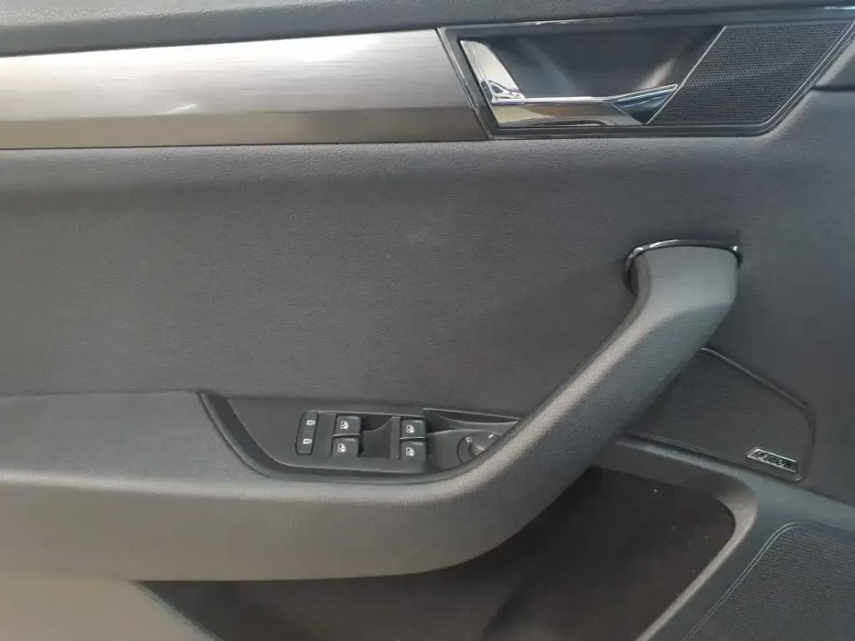 Gebraucht Skoda Superb Ambition 200 PS (147 kW) 2021 Blackmagic perleffekt Kombi