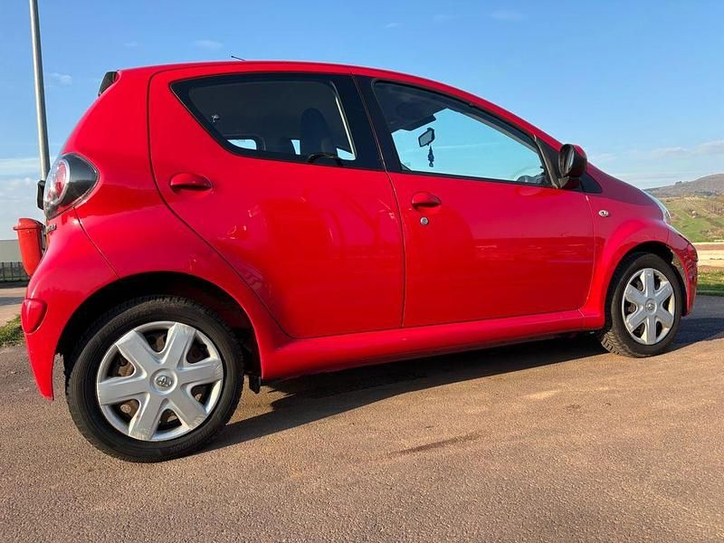 Gebraucht Toyota Aygo 68 PS (50 kW) 2010 Rot Kleinwagen