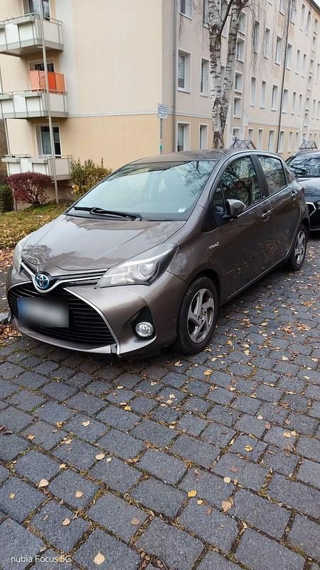 Grau Gebraucht 2016 Toyota Yaris Edition-S Kleinwagen | 12.000 € (Fairer Preis) - Bild 1/4