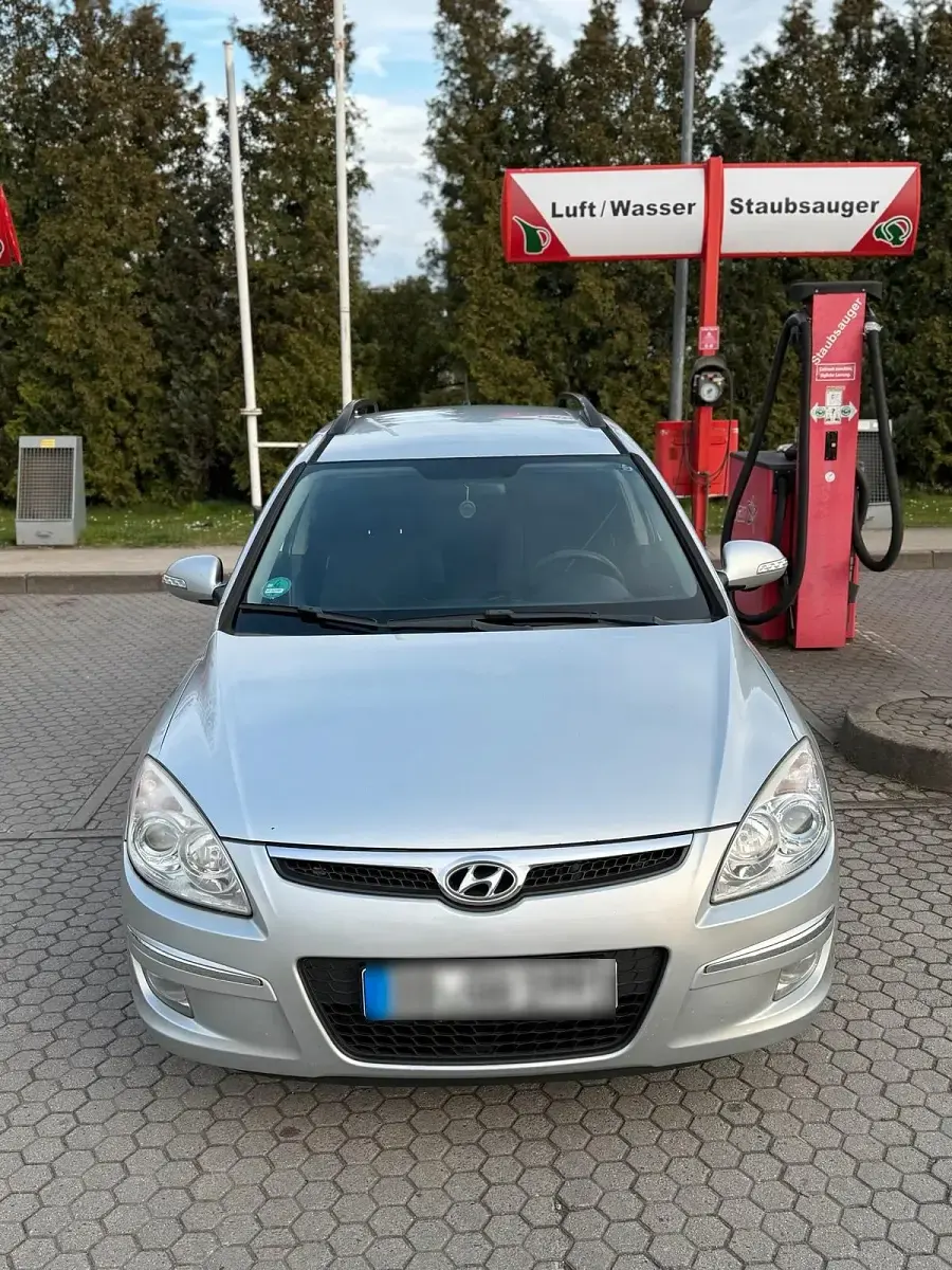 Usado Hyundai i30 75 CV (55 kW) 2008 Gris Berlina