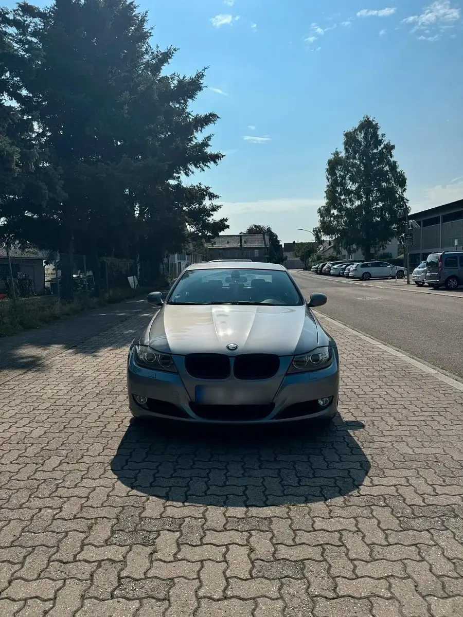 Gebraucht BMW 320 170 PS (125 kW) 2010 Grau Limousine
