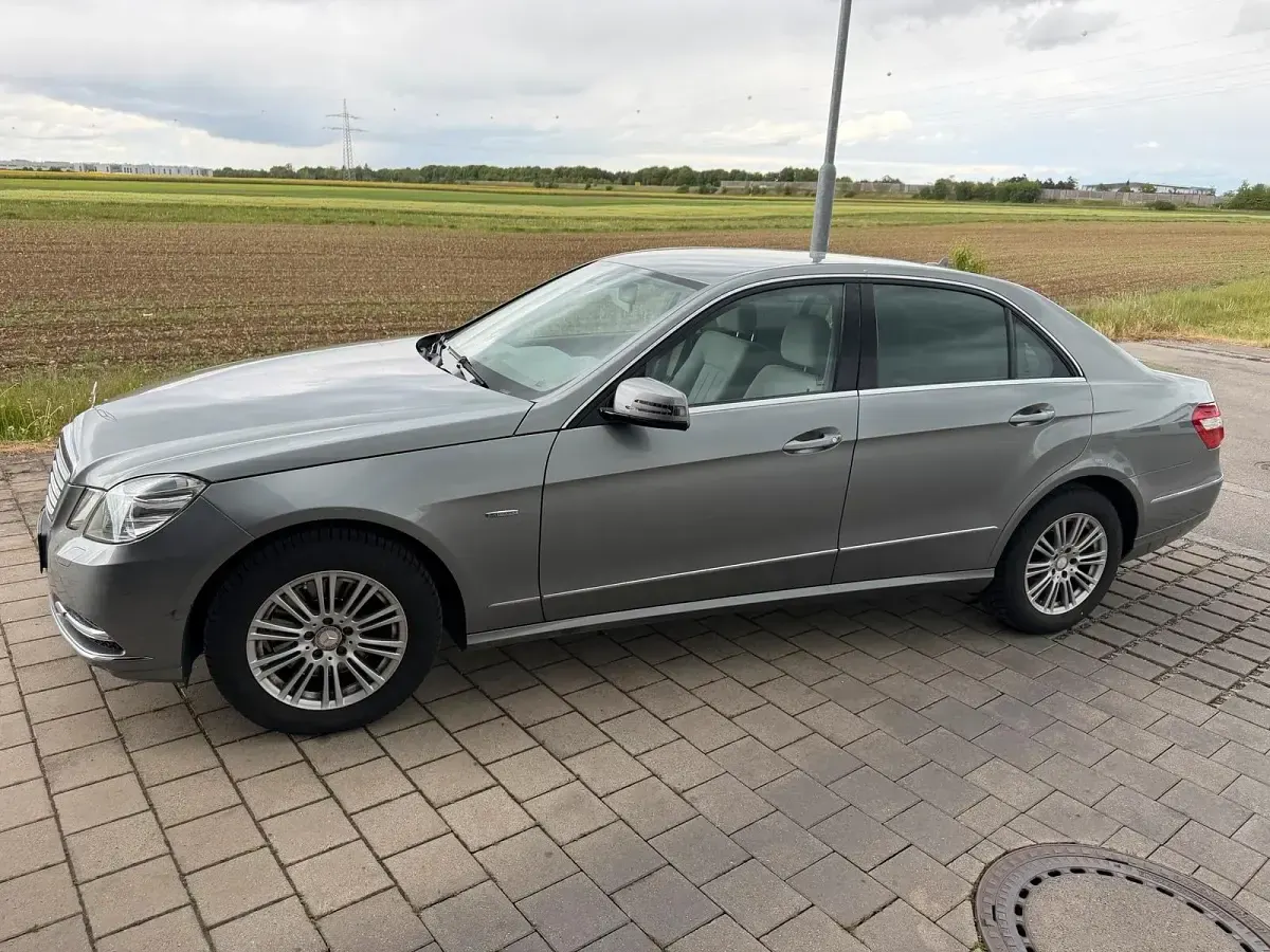 Używany Mercedes E250 204 KM (150 kW) 2010 Szary Sedan/Limuzyna