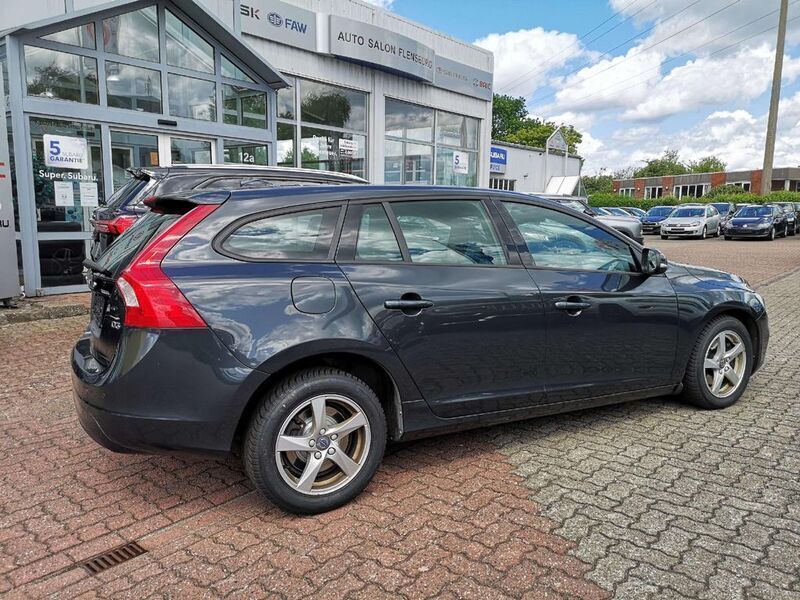 Gebraucht Volvo V60 Business Edition 136 PS (100 kW) 2015 Grau Kombi