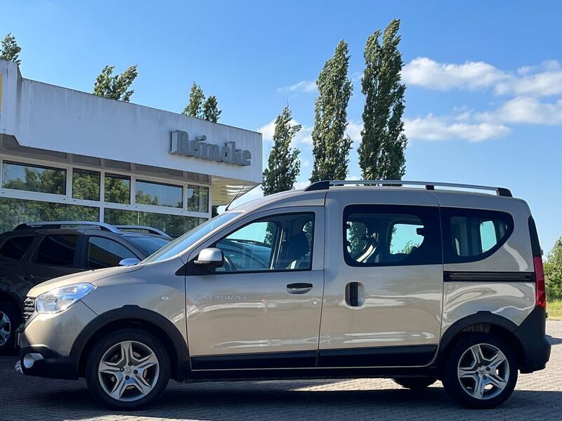 Beige Gebraucht 2020 Dacia Dokker Stepway Van | 18.790 € (Teuer) - Bild 1/4