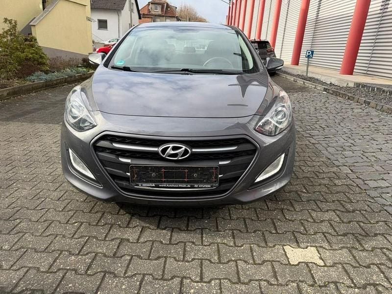 Gebraucht Hyundai i30 Trend 101 PS (74 kW) 2016 Grau Limousine
