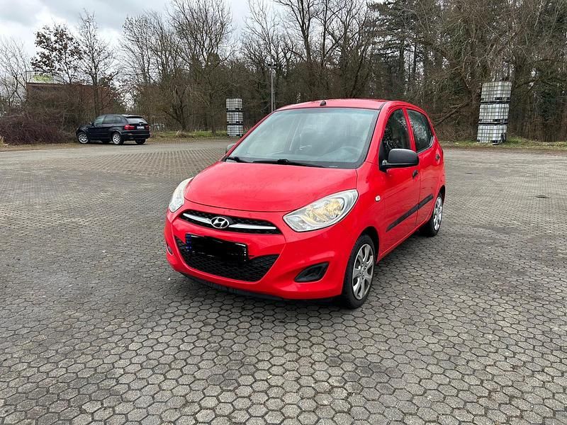 Gebraucht Hyundai i10 54 PS (39 kW) 2012 Rot Kleinwagen