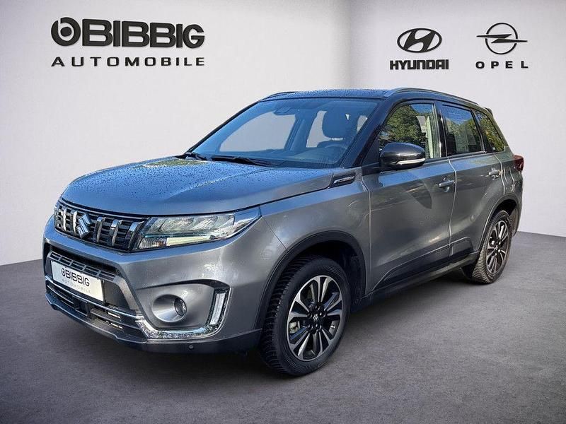 Grau Gebraucht 2023 Suzuki Vitara Comfort+ SUV | 22.990 € (Fairer Preis) - Bild 1/4