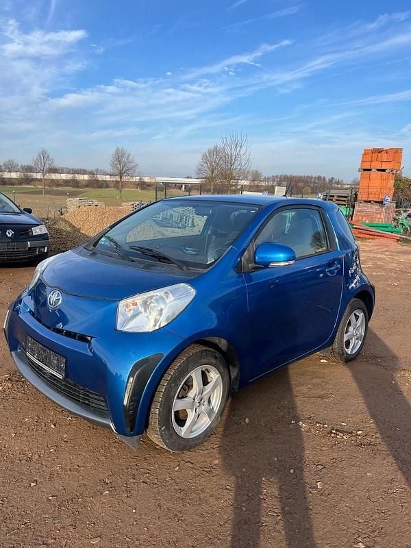 Blau Gebraucht 2011 Toyota iQ Kleinwagen | 4.799 € - Bild 1/4
