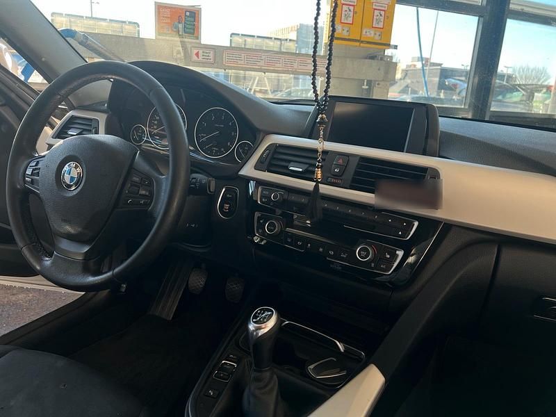 Gebraucht BMW 316 116 PS (85 kW) 2015 Weiß Limousine