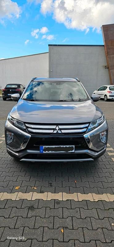 Grau Gebraucht 2019 Mitsubishi Eclipse Cross Diamant Edition SUV | 16.999 € (Fairer Preis) - Bild 1/4