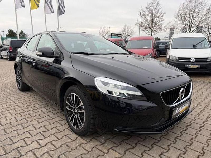 Gebraucht Volvo V40 Momentum 150 PS (110 kW) 2018 Schwarz Limousine