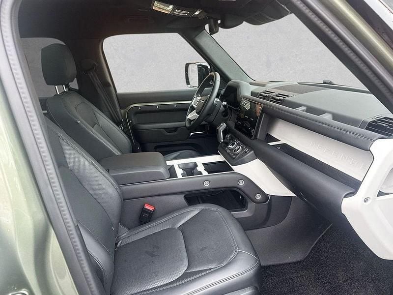 Gebraucht Land Rover Defender SE Dynamic 300 PS (220 kW) 2025 Pangea green SUV
