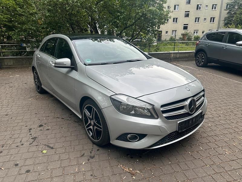 Silber Gebraucht 2013 Mercedes A180 Limousine | 10.800 € (Fairer Preis) - Bild 1/4