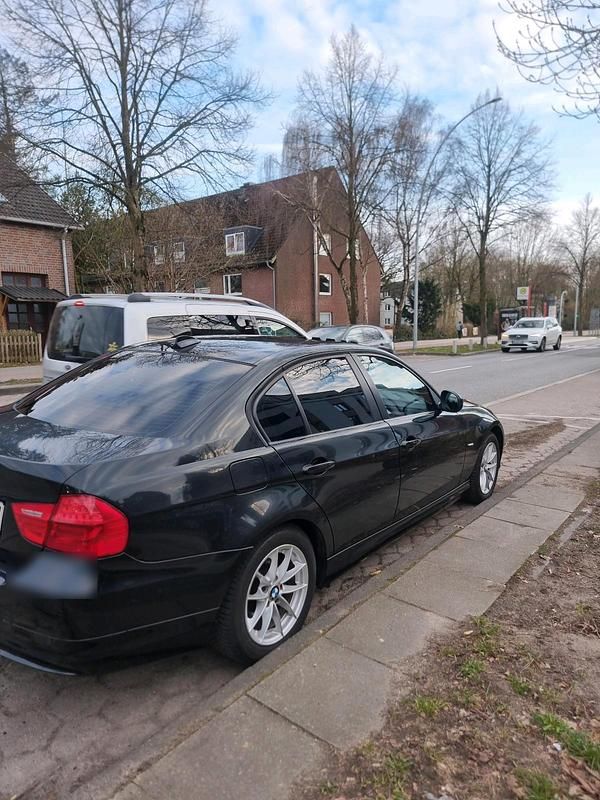 Gebraucht BMW 320 184 PS (135 kW) 2010 Schwarz Limousine