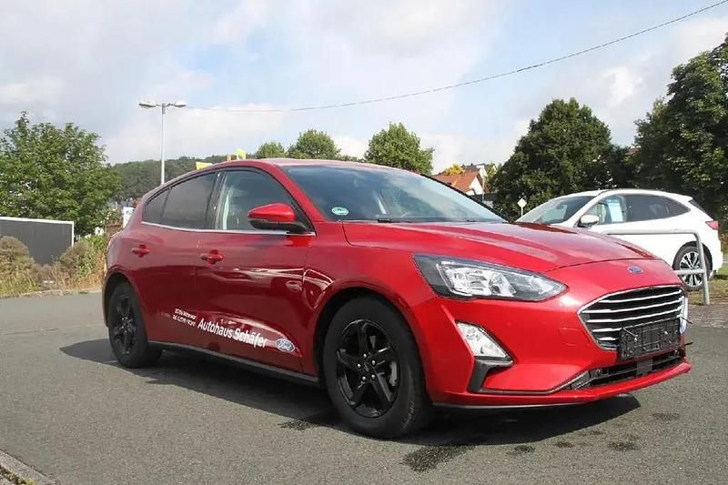Używany Ford Focus Cool & Connect 125 KM (91 kW) 2022 Czerwony Sedan/Limuzyna