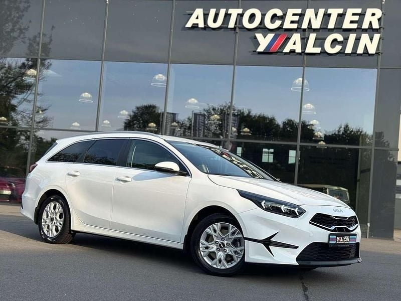 Weiß Gebraucht 2024 Kia Ceed Sportswagon Vision Kombi | 22.290 € (Guter Preis) - Bild 1/4