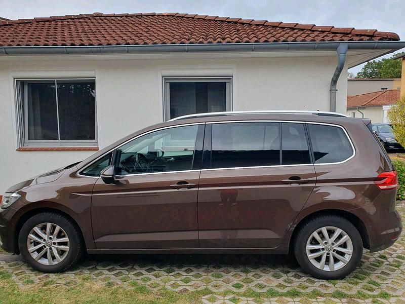 Gebraucht VW Touran Highline 150 PS (110 kW) 2016 Braun Van / Kleinbus