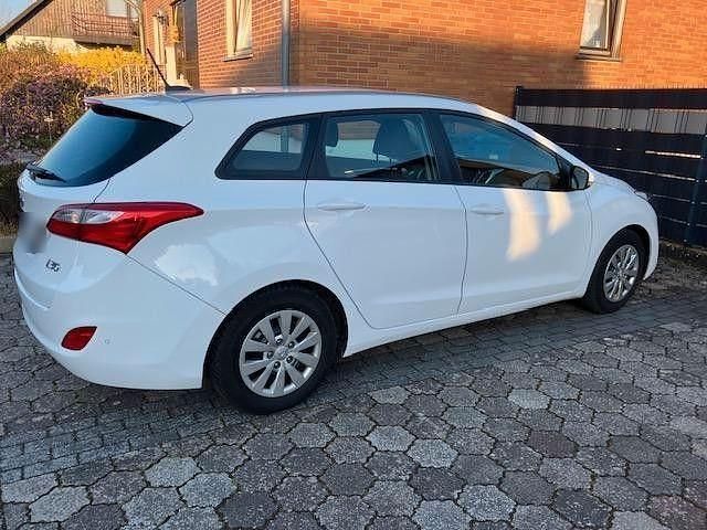 Gebraucht Hyundai i30 Style 110 PS (80 kW) 2017 Weiß Kombi