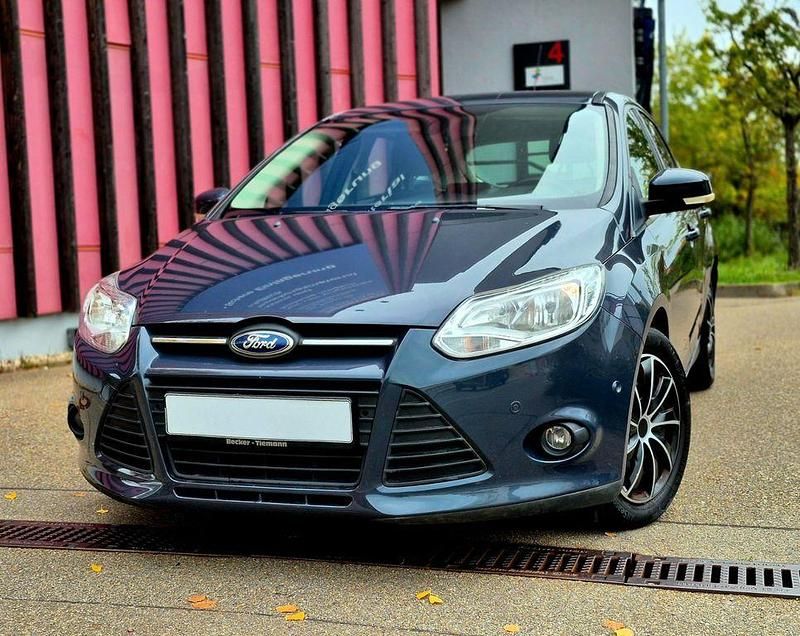 Grau Gebraucht 2013 Ford Focus Champions Edition Limousine | 6.490 € (Fairer Preis) - Bild 1/4