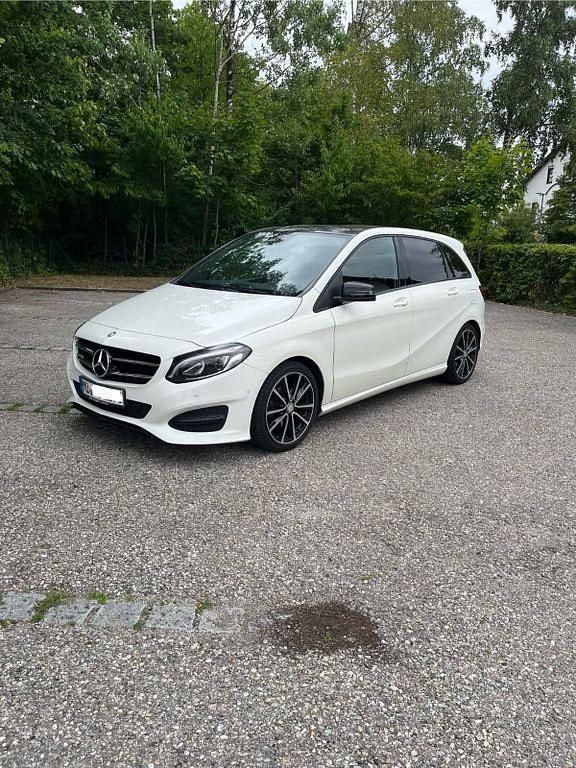 Weiß Gebraucht 2014 Mercedes B200 Night Van / Kleinbus | 14.400 € (Etwas zu teuer) - Bild 1/2