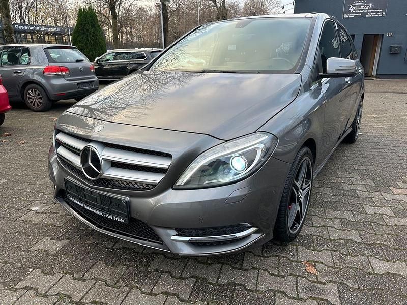 Grau Gebraucht 2014 Mercedes 220 AMG line Limousine | 8.990 € - Bild 1/4