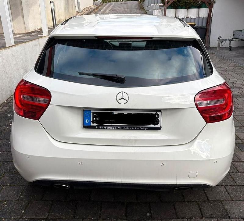Gebraucht Mercedes A180 122 PS (89 kW) 2013 Weiß Limousine