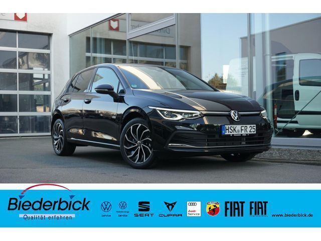 Deep black perleffekt (metallic) Gebraucht 2023 VW Golf VIII Move Limousine | 26.990 € (Fairer Preis) - Bild 1/4