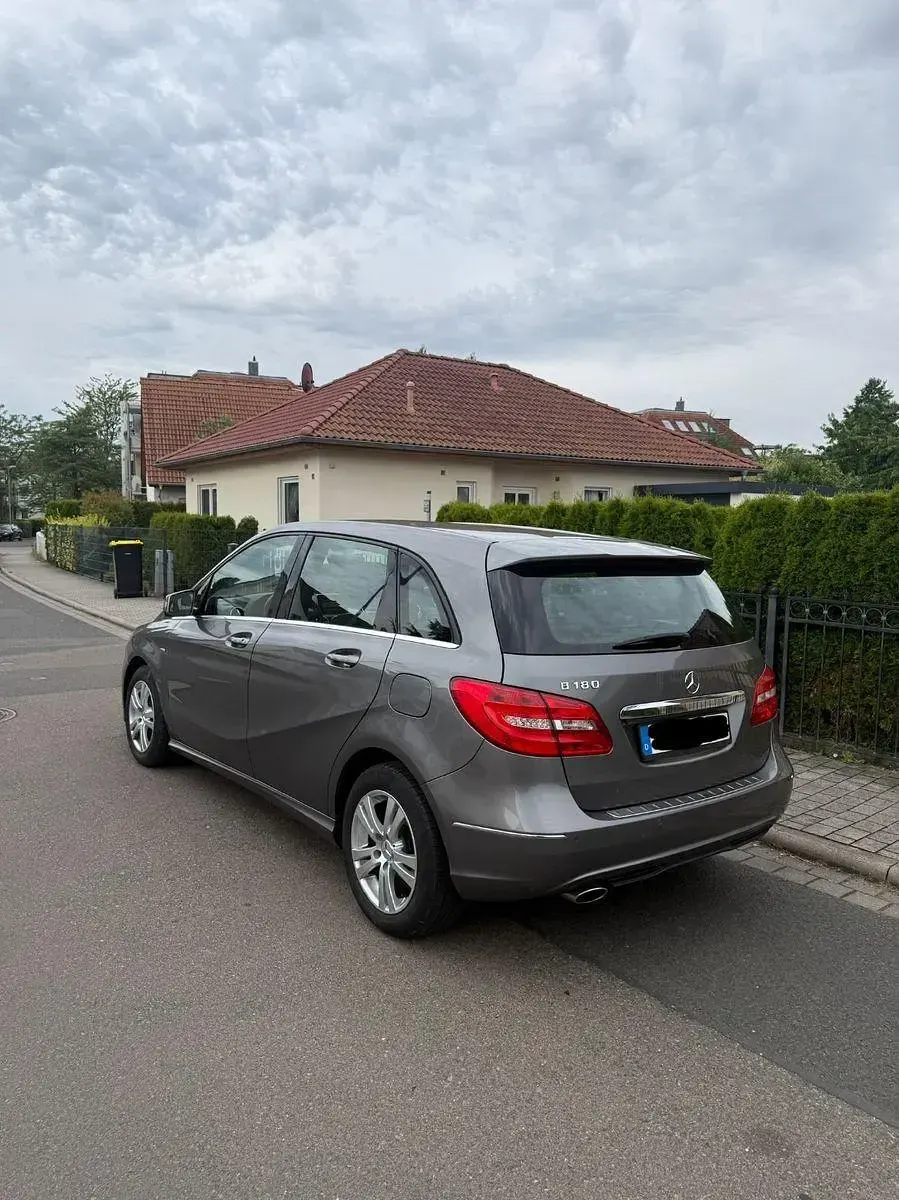 Gebraucht Mercedes B180 122 PS (89 kW) 2011 Grau Kleinwagen
