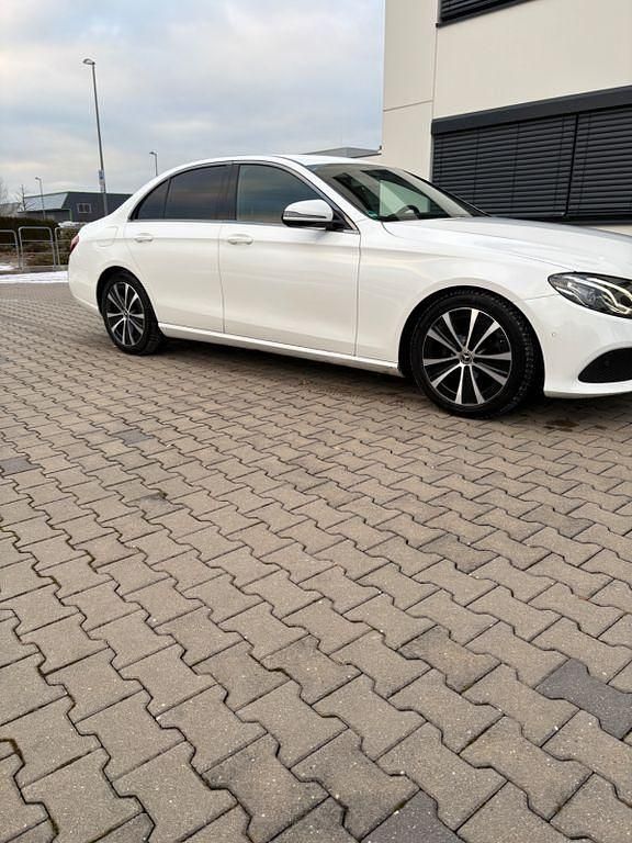 Gebraucht Mercedes E220 194 PS (142 kW) 2019 Weiß Limousine