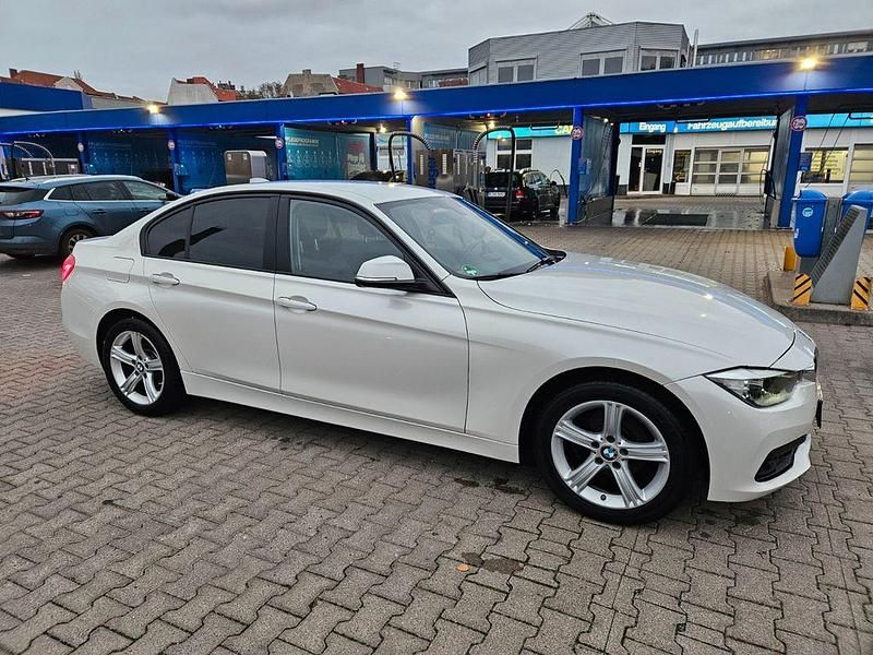 Weiß Gebraucht 2016 BMW 318 Advantage Limousine | 14.900 € (Fairer Preis) - Bild 1/4