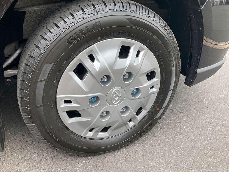 Second-hand Maxus V70 204 CP (150 kW) 2024 Negru Van