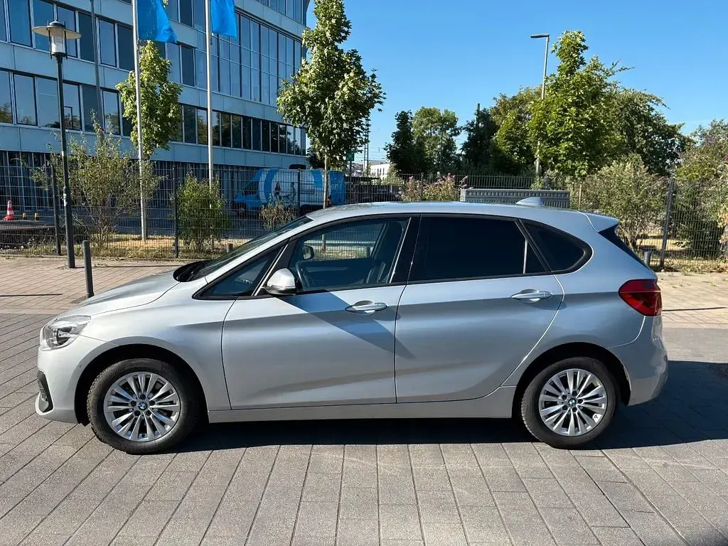 Gebraucht BMW 218 Active Tourer Advantage 150 PS (110 kW) 2020 Silber Van / Kleinbus